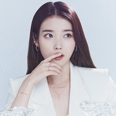 배우 및 가수 아이유