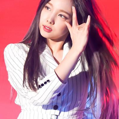 트와이스 나연 스트라이프 정장 셔츠 무대 사진