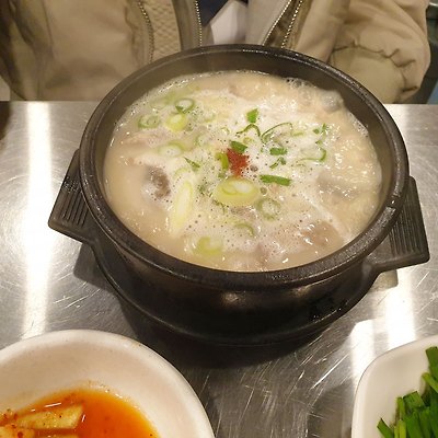 웨이팅은 기본, 내돈내산 광안리 맛집 '수변최고돼지국밥'