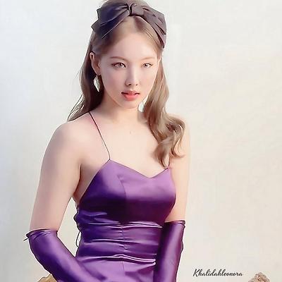 솔로 컨셉화보 나연 화보 촬영 움짤 gif 보라빛 실크 끈나시 패션