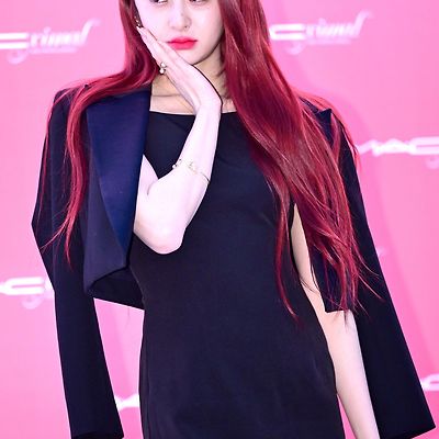 [언론사] [허윤진] 240228 '맥' 맥시멀 매트 립스틱 팝업 스토어