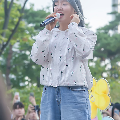240928 윤하 롯데 월드몰  10주년 버스킹 P01