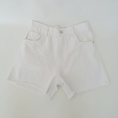 Short Jean Blanco Rígido con Bosillos y Desflecados