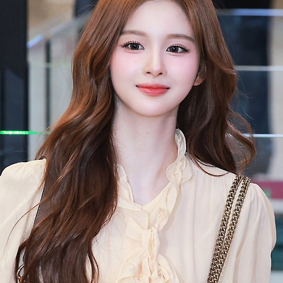 걸어다니는 인형 설윤, 출국하는 설윤