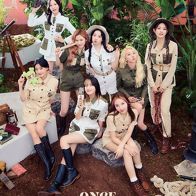 트와이스 2022년 일본 시즌 그리팅 'ONCE-WAY' 화보