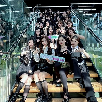 트리플에스 24인 완전체 계단 단체 사진