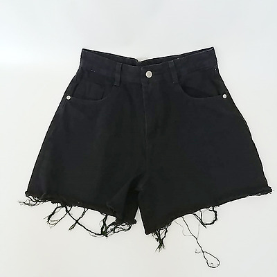 Short Jean Negro Rígido Desflecado con Bolsillos