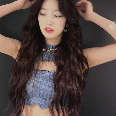 르세라핌 카즈하 니트 드레스 인스타그램 셀카 사진