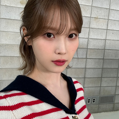 아이유 스포티파이 인터뷰 비하인드 셀카 및 사진