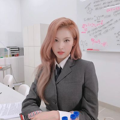 직장 상사 느낌의 트와이스 사나 인스타그램