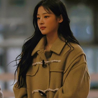 영화스틸컷 같은 뉴진스 민지의 공항사진