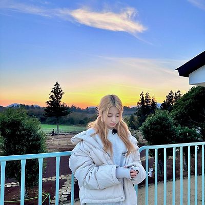 르세라핌 허윤빈 금발 인스타그램 업데이트