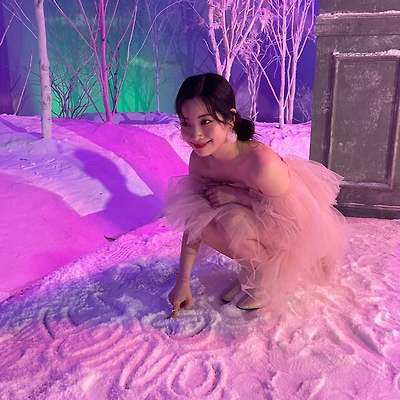 트와이스 다연 오프숄더, 지효 드레스 인스타그램 사진