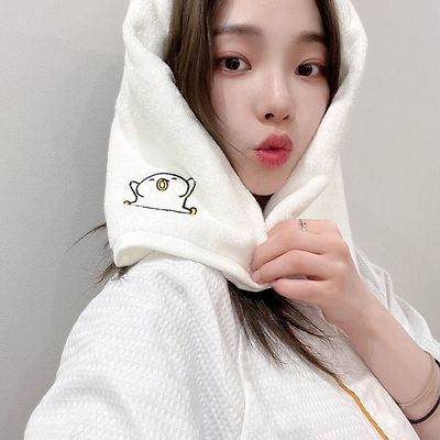 찌그렁 오리 굿즈 입은 에스파 카리나 셀카 사진