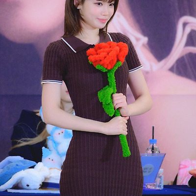 김채원 갈색 원피스