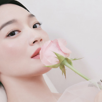 신민아, 눈부신 광채 아우라