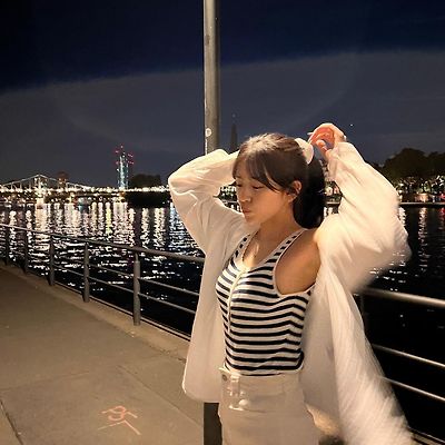 아이브 유진 야간에 여친과 데이트 컨셉 인스타그램 셀카 사진
