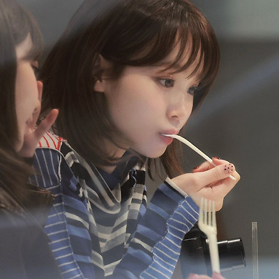 [르세라핌] 카푸치노 마시는 김채원