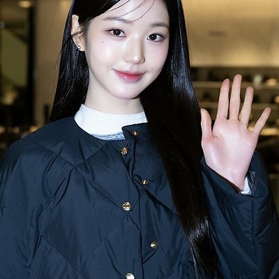 오늘자 장원영 더현대 SJSJ 매장 방문 기사사진