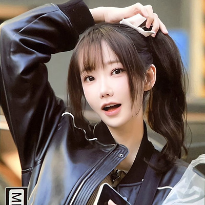 [QWER] 가죽점퍼 마젠타