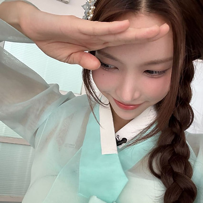 아일릿 윤아, 원희, 모카