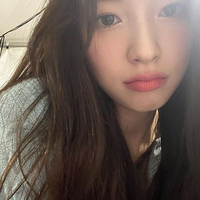 오마이걸 아린 민트색 가디건 인스타그램 셀카사진 202201