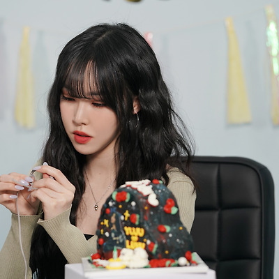 220511 유주 솔로 데뷔 100일 기념 브이앱 비하인드