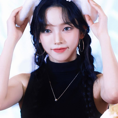 머리띠 한 카리나