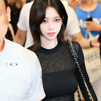중단발 시스루 셔츠 공항패션 에스파 카리나