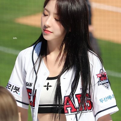 우주소녀 은서 May 21, 2022 두산베어스 응원 팬직찍 사진