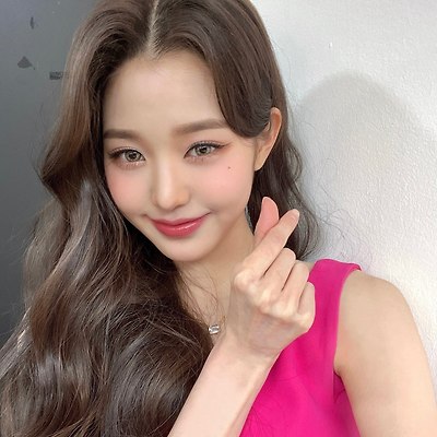 걸그룹 아이브로 데뷔한 장원영 미모 쇼케이스 핑크 드레스 움짤