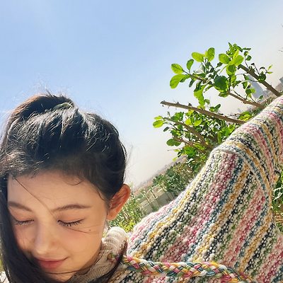 뉴진스 다니엘 셀카 배경화면 사진