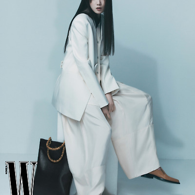 이성경,  매혹적 분위기