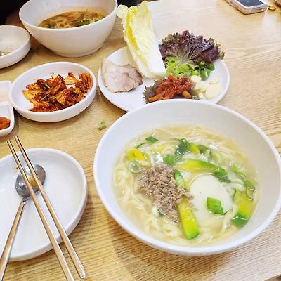 칼국수와 보쌈의 조합, 가평 맛집 '봉순 사골칼국수 보쌈'