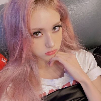 전소미 빈티지 구멍난 티 착용