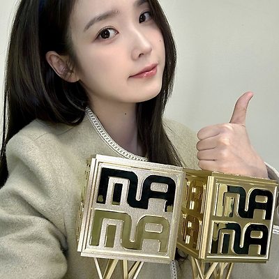 아이유 MAMA 2관왕, MMA 4관왕 기념 사진 8P