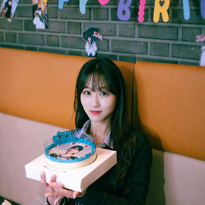 250510 배우 이주하 생일카페에서 생일파티 33장