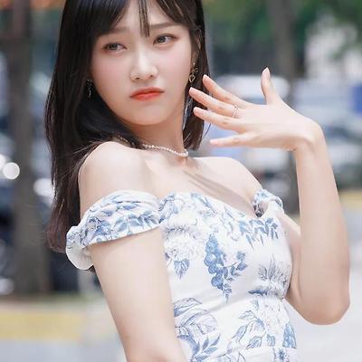 출근하는 레드벨벳 조이 어깨와 가슴골을 시원하게 드러낸 꽃원피스