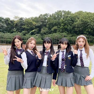 르세라핌 뮤플리 고등학교 교복 사진