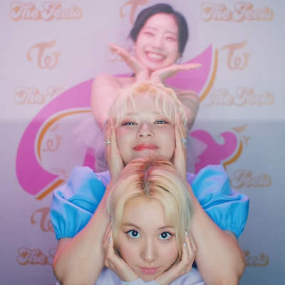 드레스 입고 사진찍는 트와이스 the feel 뮤비 사진 움짤 gif