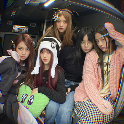 뉴진스 OMG 컨셉 화보 단체 컷