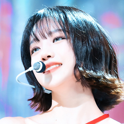 조유리 GLASSY 211010 레드 패션 PC직찍 사진