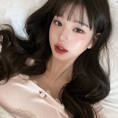 러블리한 분홍색 상의 입고 침대셀카 찍은 아이브 장원영 공주님