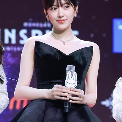 SBS 가요대전 MC 안유진 블랙 드레스