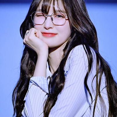 오마이걸 아린, 스쿨룩&긱시크 안경 매력폭발 움짤