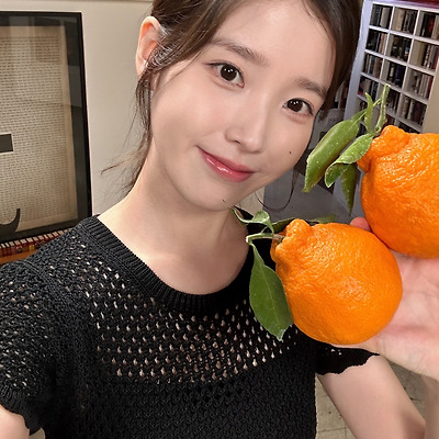 250416 아이유 B tv 이동진의 파이아키아 출연 비하인드 사진