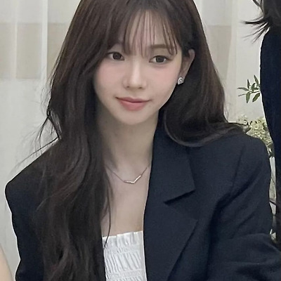 오늘자 친언니 결혼식 참석한 카리나의 블랙 원피스 하객룩