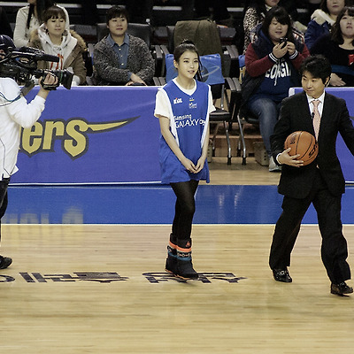 120211 서울 삼성 vs원주 동부 프로농구  아이유 시투