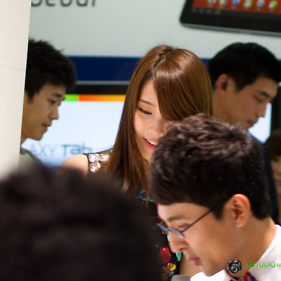110720 Galaxy Tab 10.1 런칭 행사 아이유 팬사인회 직찍 by soz
