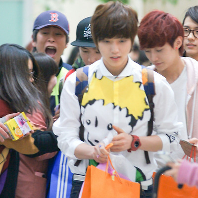 120421 B1A4 김포공항 입국직찍 BY 미스터신iu